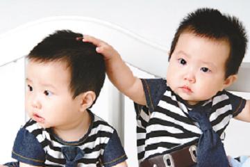 胡姓双胞胎兄弟